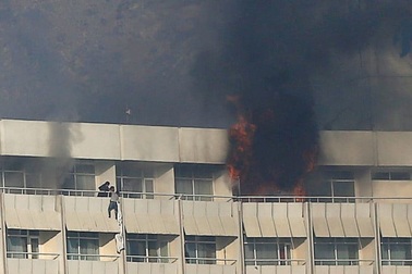 Con tin dùng ga trải giường thoát khách sạn bị tấn công khủng bố ở Kabul