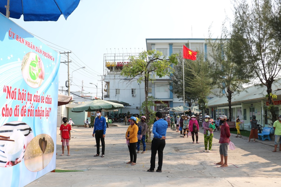 Cây ATM gạo xuất hiện ở Cà Mau, hỗ trợ người dân mùa đại dịch - 3 Cây ATM gạo xuất hiện ở Cà Mau, hỗ trợ người dân mùa đại dịch - 3