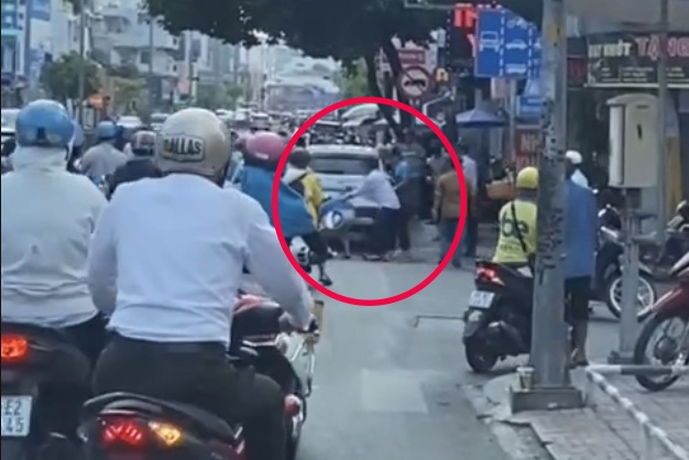 បញ្ជាក់ឃ្លីបអ្នកបើកម៉ូតូត្រូវមនុស្ស២នាក់ព្រួតគ្នាវាយក្នុងរថយន្តក្រុងហូជីមិញ - ១ Xác minh clip tài xế xe máy bị hai người đi ô tô hành hung ở TPHCM - 1