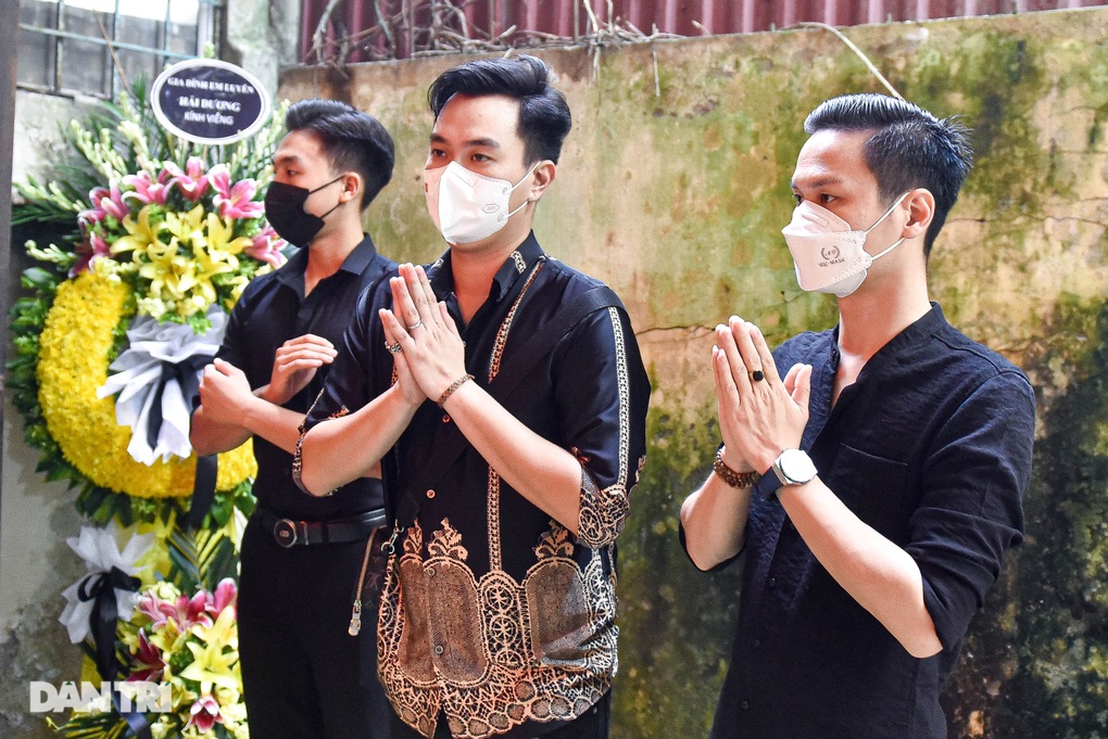 Quang Tèo ngậm ngùi trong Lễ viếng nghệ sĩ Giang Còi - 8 Quang Tèo ngậm ngùi trong Lễ viếng nghệ sĩ Giang Còi - 8