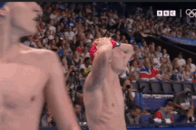 Bơi hùng hục về nhất, VĐV "đen đủi" nhận thông báo chết lặng người