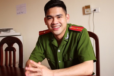 Nụ cười "đốn tim" của chàng lính chữa cháy 9X