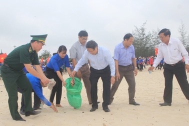 Hàng trăm cán bộ, đoàn viên làm sạch bãi biển, thu gom gần 3,5 tấn rác thải