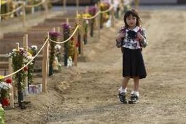 Thăm mộ cha sau thảm họa sóng thần