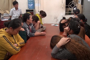 Nhiều "quý bà" tham gia ổ cờ bạc quy mô lớn