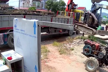 Khoảnh khắc cần cẩu đứt cáp suýt gây tai nạn kinh hoàng