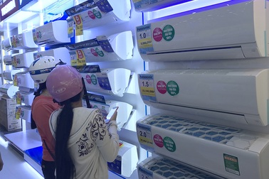 Mùa nóng kéo dài, người dân Sài Gòn đổ xô đi mua máy lạnh