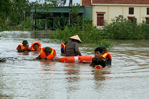 Nhiều người chết, mất tích vì lũ, công an, bộ đội căng mình giúp dân