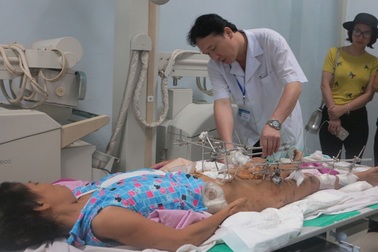 Bạn đọc Dân trí đưa chị Nga đến bệnh viện điều trị