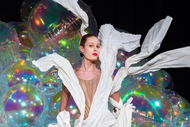 Trang phục của NTK Việt xuất hiện trên sàn diễn thời trang cao cấp thế giới