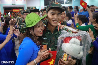 Chiến sĩ diễu binh bịn rịn tạm biệt người dân ở sân ga Biên Hòa