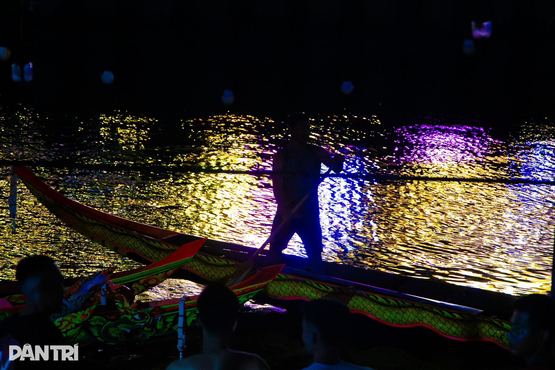 Xuyên đêm hạ thuỷ ghe ngo ở kênh Nhiêu Lộc, sẵn sàng cho lễ hội tại TPHCM - 8