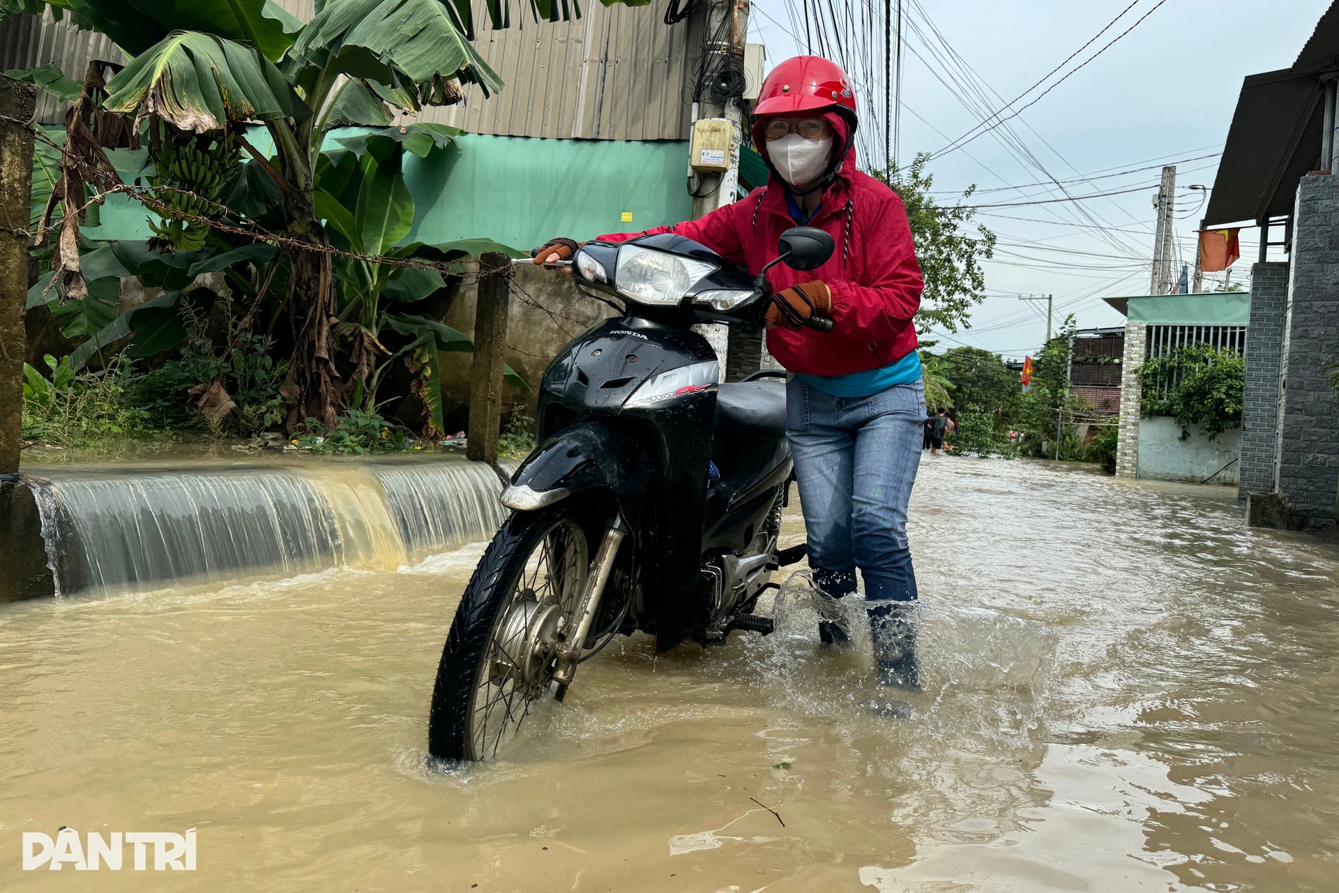 Mưa từ sáng đến chiều, nhiều đường ở trung tâm Đồng Nai ngập sâu - 3 Mưa từ sáng đến chiều, nhiều đường ở trung tâm Đồng Nai ngập sâu - 3