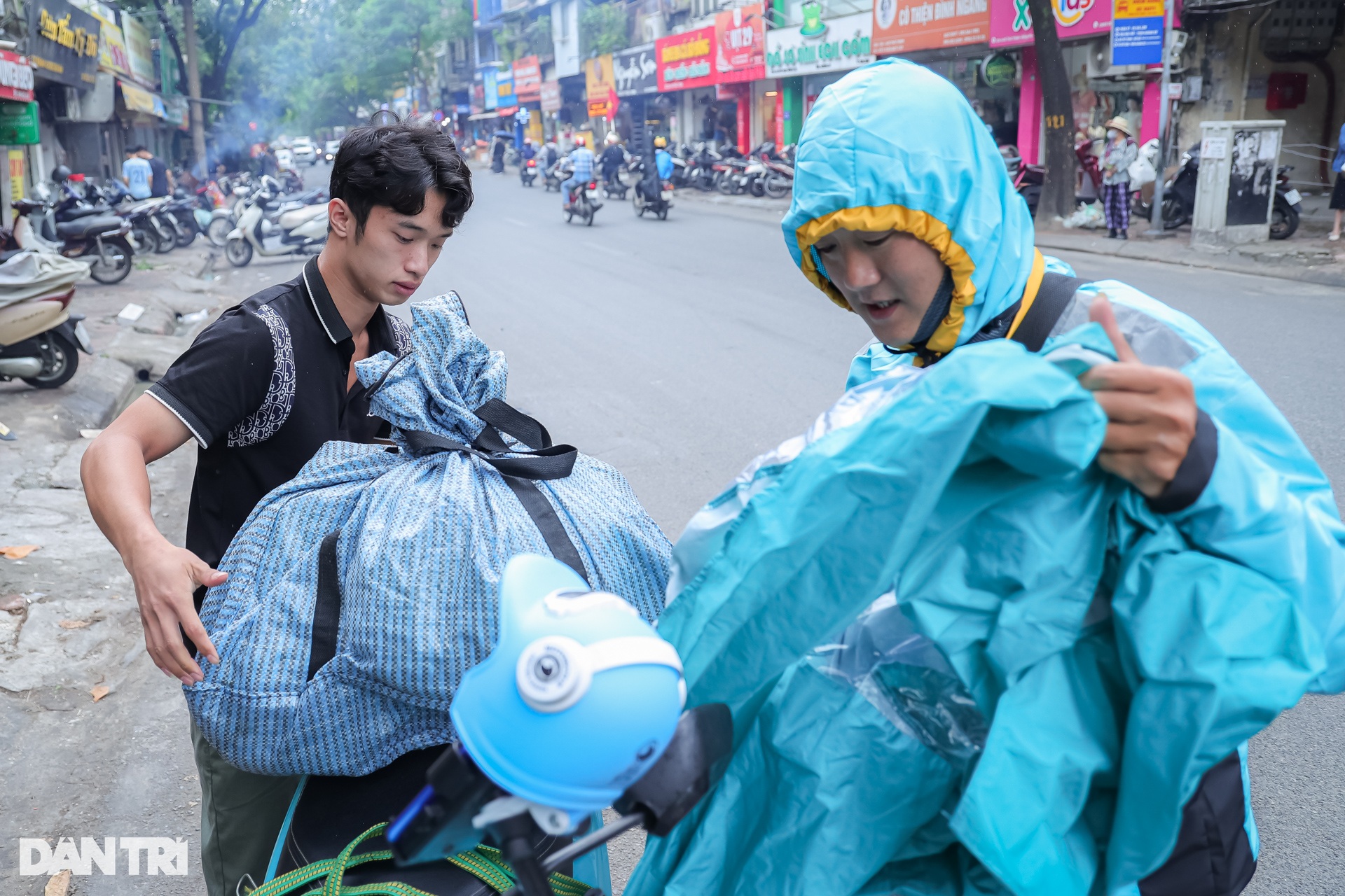 View - Hà Nội: Quán bánh rán thu 50 triệu đồng/ngày, khách xếp hàng chờ mua | Báo Dân trí