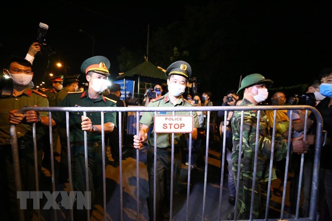 Khoảnh khắc niềm vui vỡ òa của người dân Hạ Lôi sau 28 ngày phong tỏa - Ảnh 3.