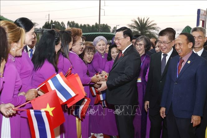 Chủ tịch Quốc hội Vương Đình Huệ gặp gỡ cộng đồng người Việt Nam tại Thái Lan - 1