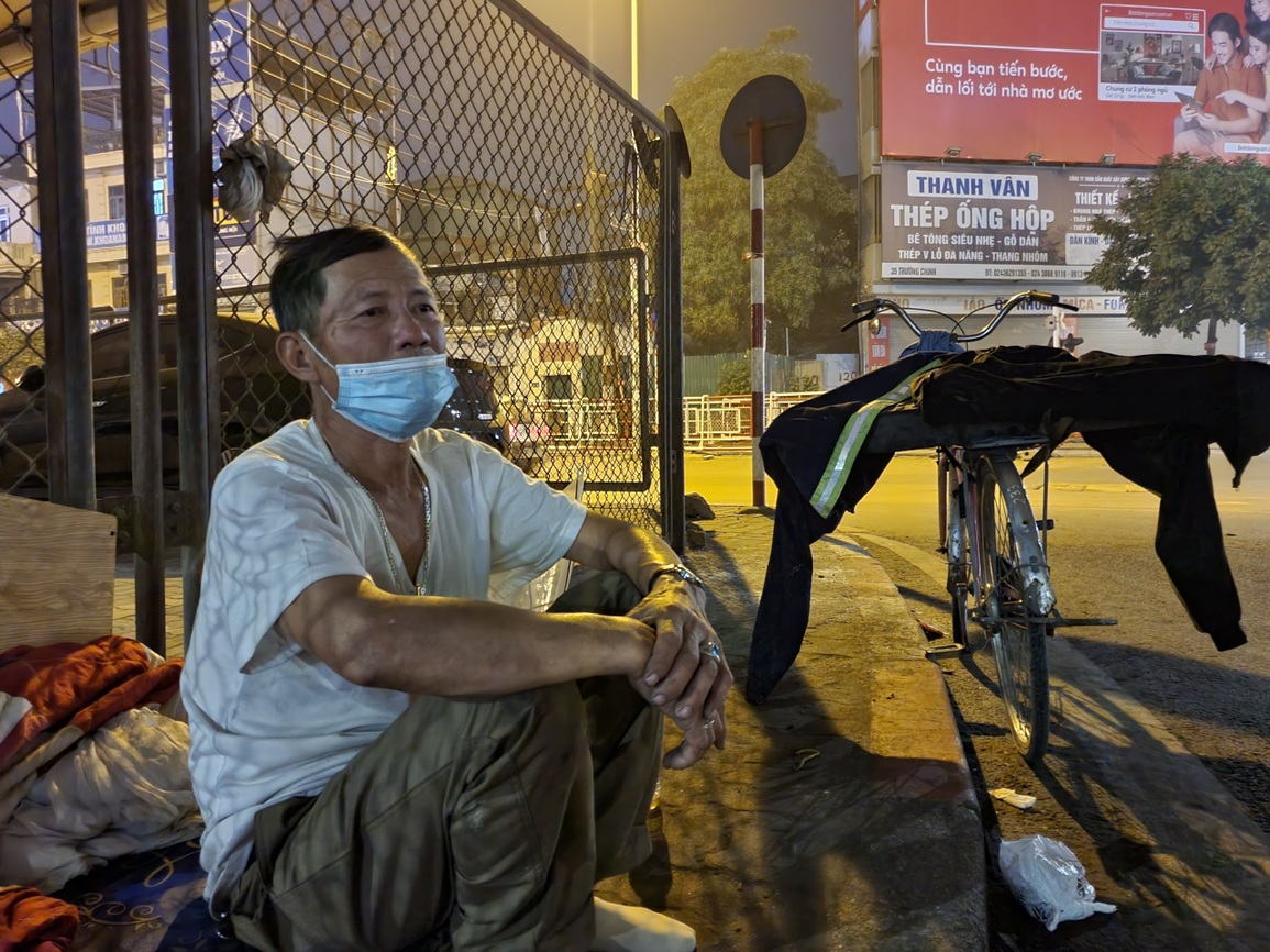 Người đàn ông ở Hà Nội 2 năm mất việc vì Covid: Ngủ gầm cầu, tắm công viên - 1 Người đàn ông ở Hà Nội 2 năm mất việc vì Covid: Ngủ gầm cầu, tắm công viên - 1