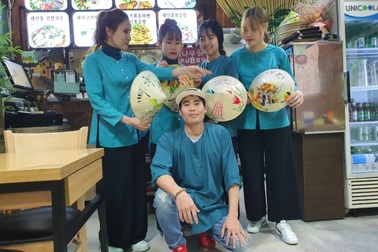 Sang Hàn làm công nhân 6 năm, chàng trai Việt thành chủ 2 nhà hàng phở