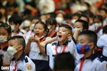 Khoảnh khắc đáng yêu của học sinh lớp 1 ngày đầu tựu trường ở TPHCM