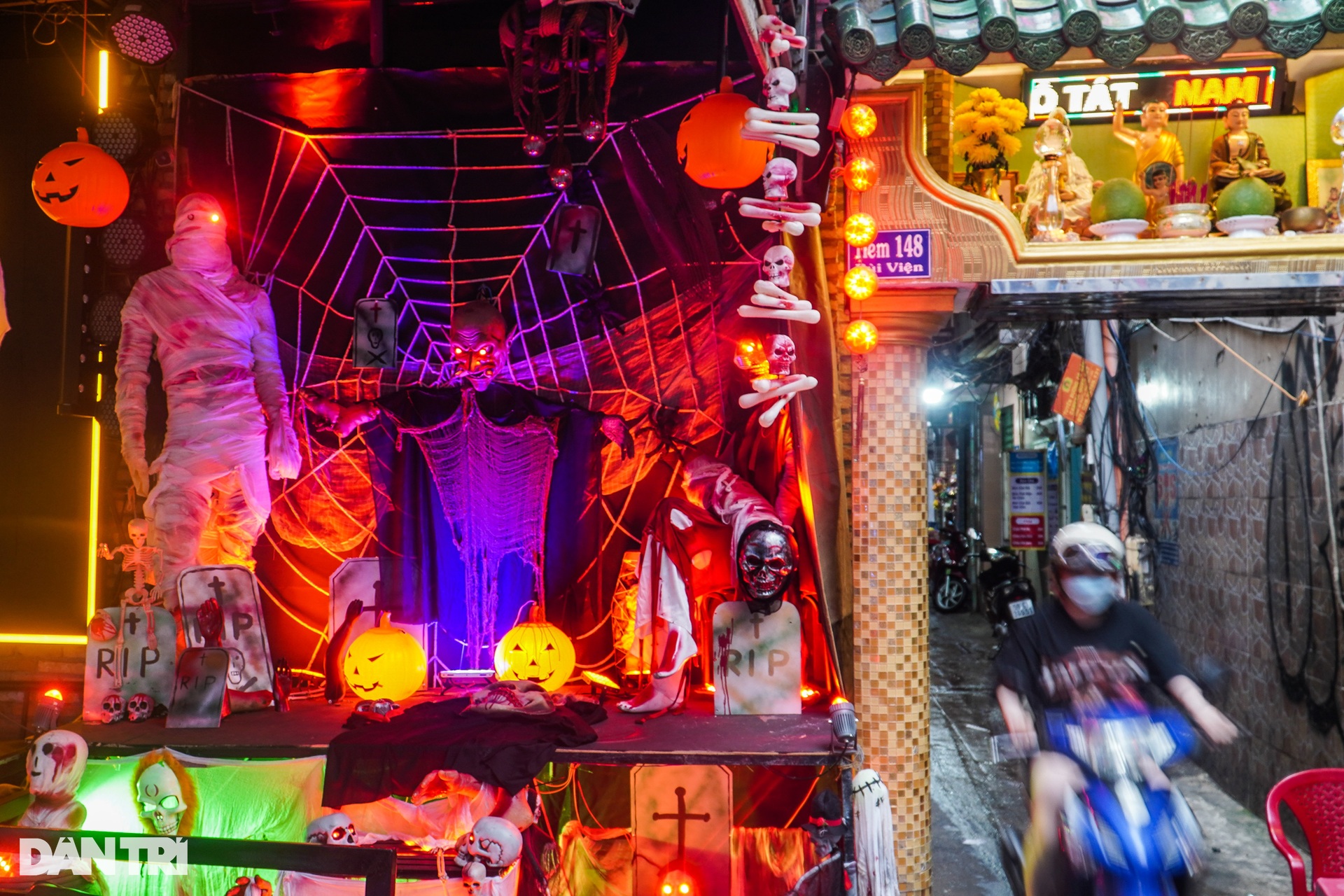 Không khí Halloween ngập tràn đường phố TPHCM - 8 Không khí Halloween ngập tràn đường phố TPHCM - 8