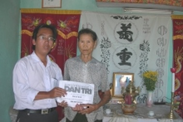 Trao tiền ủng hộ cho gia đình anh Trần Bảy và em Trần Thị Kiều