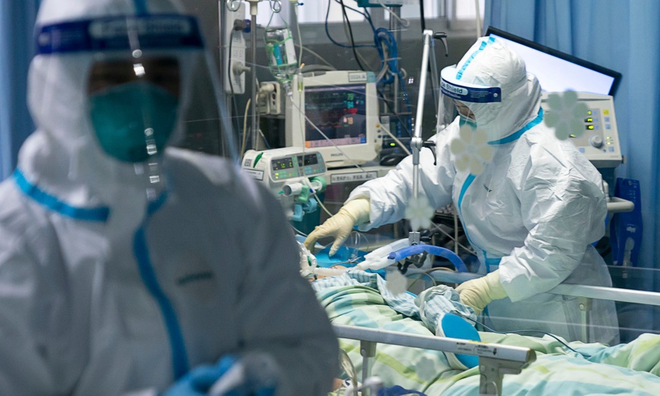 Bác sĩ Vũ Hán mặc bỉm điều trị bệnh nhân nhiễm virus corona - 1 Bác sĩ Vũ Hán mặc bỉm điều trị bệnh nhân nhiễm virus corona - 1