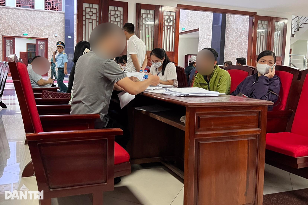 Người nhà nạn nhân vụ cháy bật khóc: Người nhà nạn nhân vụ cháy bật khóc: