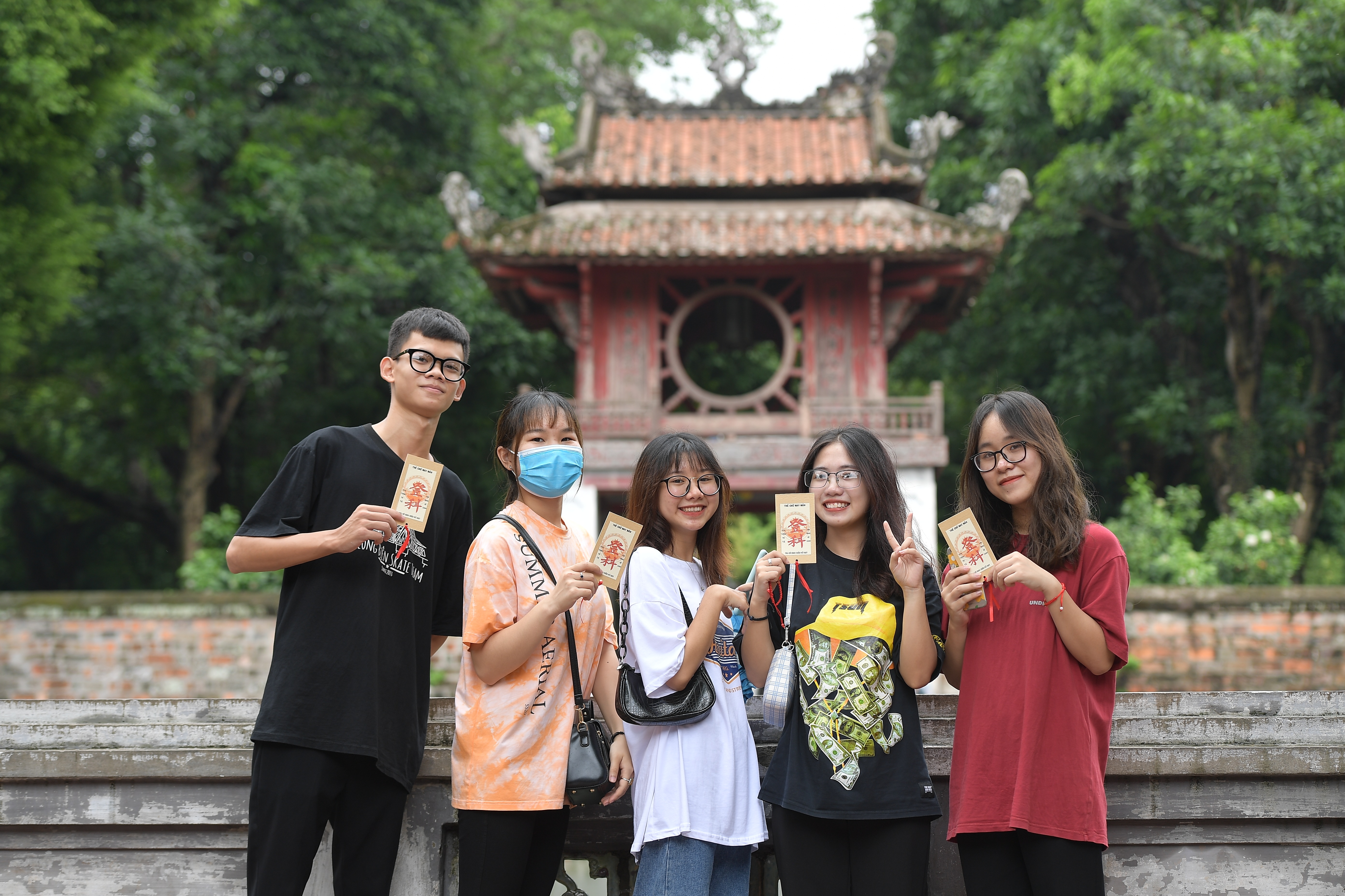 Sát ngày thi tốt nghiệp THPT, sĩ tử bịt kín khẩu trang đến Văn Miếu cầu may - 10 Sát ngày thi tốt nghiệp THPT, sĩ tử bịt kín khẩu trang đến Văn Miếu cầu may - 10