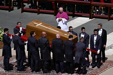 Linh cữu Giáo hoàng Francis được rước đến nơi an nghỉ cuối cùng