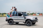 Hai bạn trẻ cùng chơi Land Cruiser cũ: "Xe có nằm đường cũng chẳng sao cả"