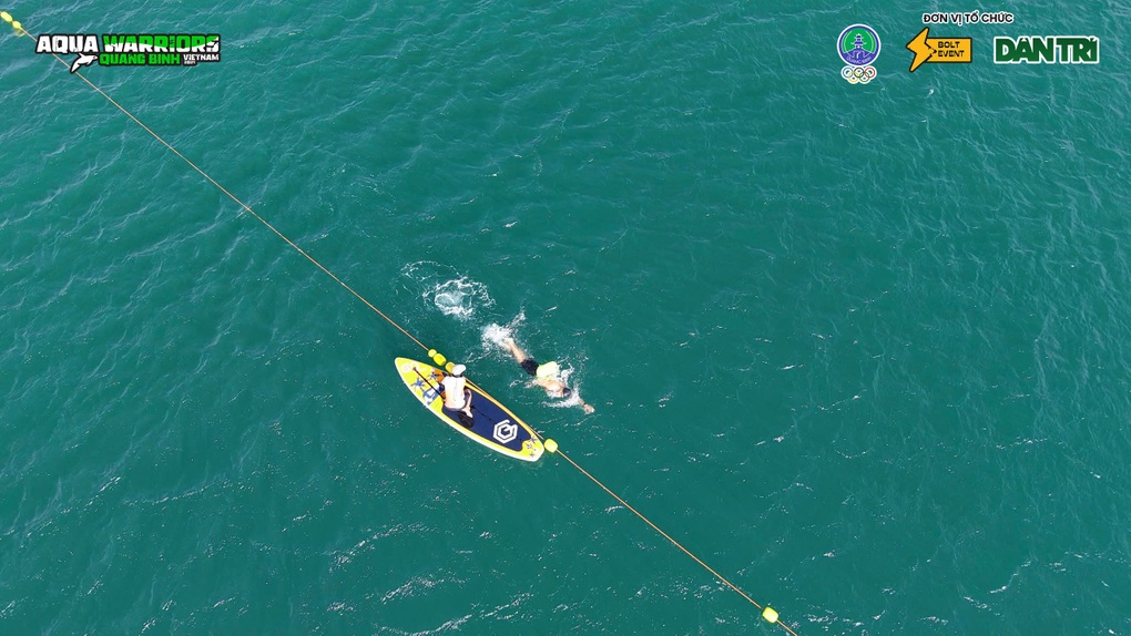 Aqua Warriors Quang Binh 2025 verifica la ruta de natación y garantiza la seguridad de los atletas - 4 Aqua Warriors Quảng Bình 2025 kiểm tra cung đường bơi, đảm bảo an toàn cho vận động viên - 4