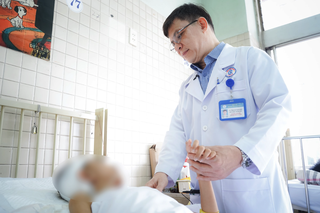 Bé trai bị cành cây rơi làm nứt sọ hồi phục kỳ diệu sau 67 ngày điều trị - 4 Bé trai bị cành cây rơi làm nứt sọ hồi phục kỳ diệu sau 67 ngày điều trị - 4