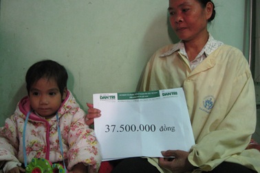 Cô bé "chân voi"nhận quà bạn đọc Dân trí