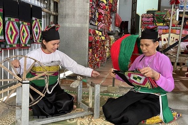 Người phụ nữ Mường với đam mê phát triển nghề dệt thổ cẩm