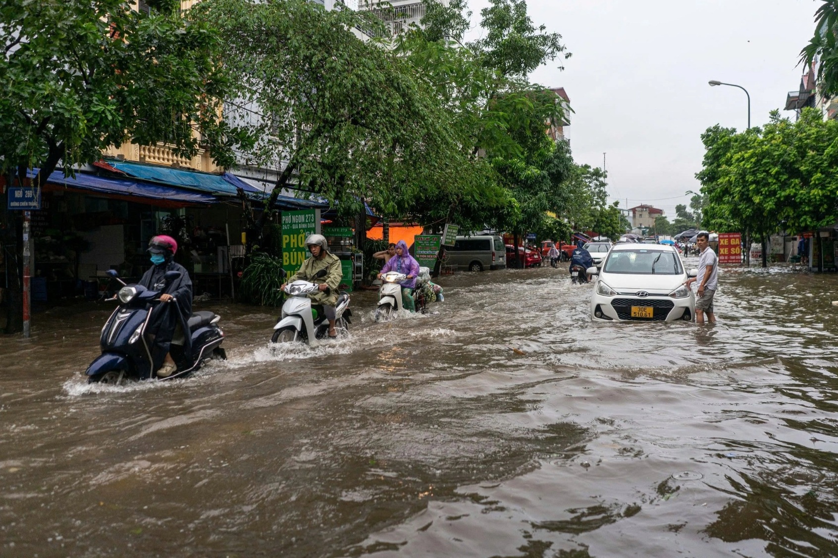 Nước sông Hồng ở mức báo động 1, nhiều nơi Hà Nội ngập sâu