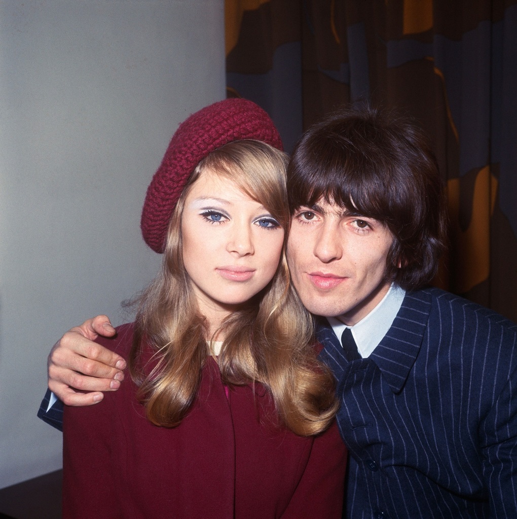 Chuyện tình tay ba của cựu thành viên The Beatles gây sốt trở lại - 1 Chuyện tình tay ba của cựu thành viên The Beatles gây sốt trở lại - 1