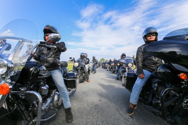 Harley-Davidson đưa tay lái Việt diễu hành giữa trời Âu