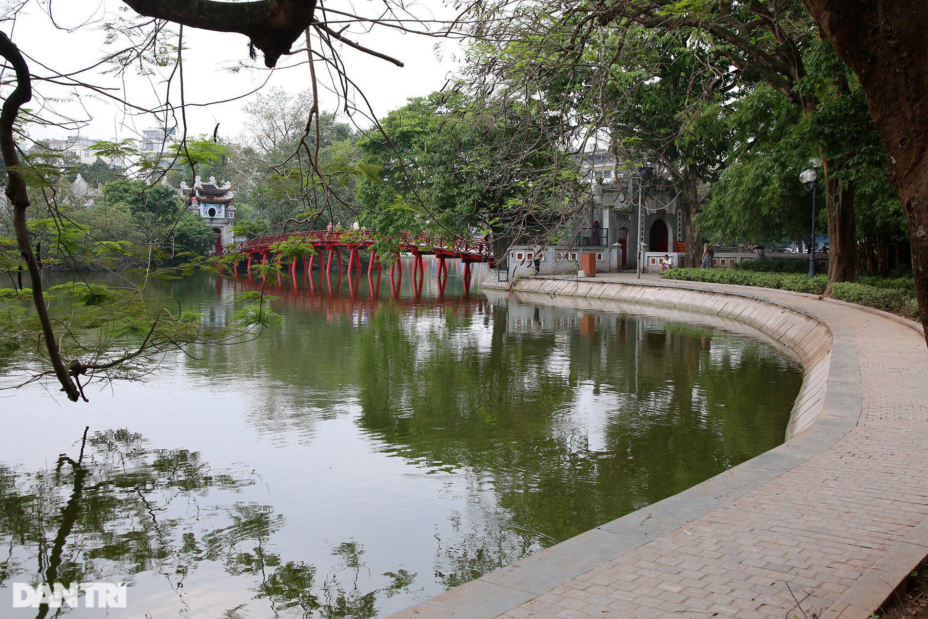 Hồ Gươm đối lập sau nửa thế kỷ qua ảnh tư liệu của phóng viên AP - 10 Hồ Gươm đối lập sau nửa thế kỷ qua ảnh tư liệu của phóng viên AP - 10