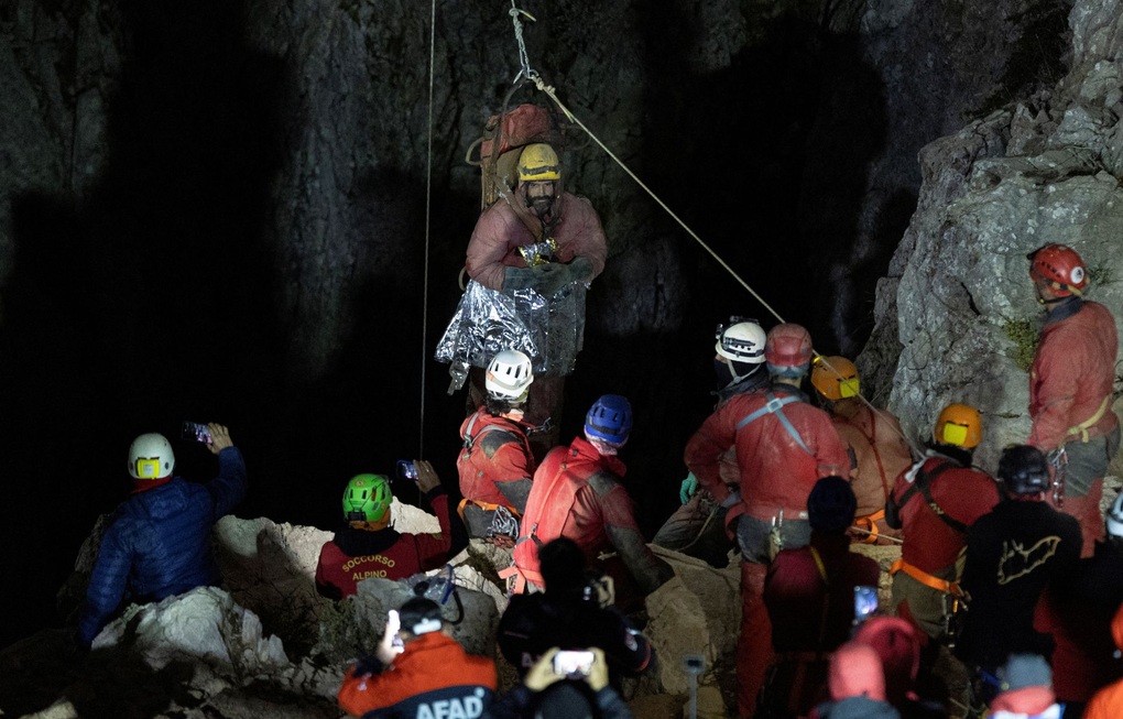 Nhà thám hiểm Mỹ được giải cứu sau 9 ngày mắc kẹt dưới hang sâu hơn 1.000m - 1 Nhà thám hiểm Mỹ được giải cứu sau 9 ngày mắc kẹt dưới hang sâu hơn 1.000m - 1