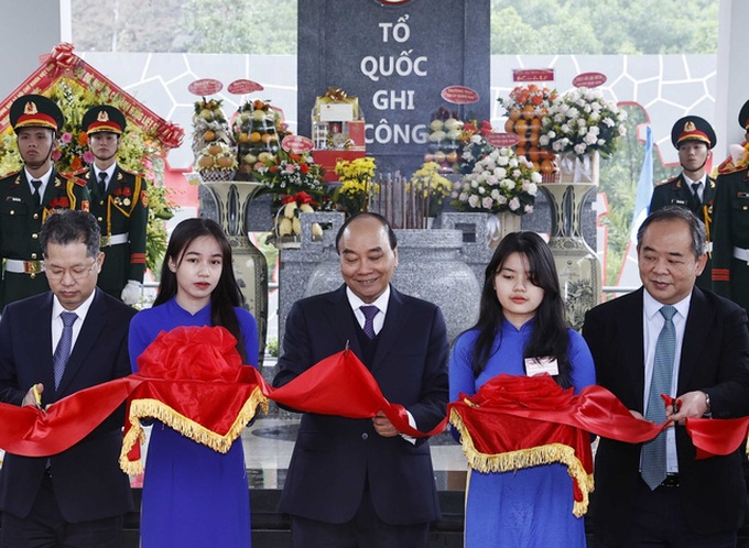 Chủ tịch nước Nguyễn Xuân Phúc và các đại biểu thực hiện nghi thức khánh thành. (Ảnh: Thống Nhất/TTXVN)