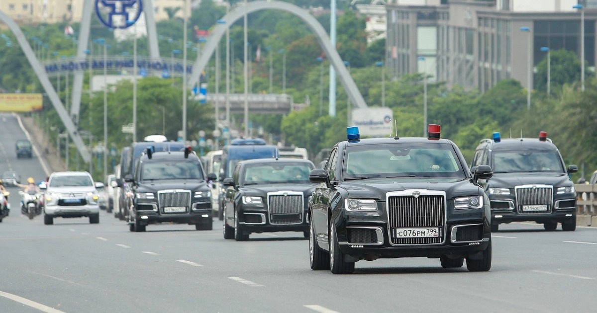 Các siêu xe bảo vệ Tổng thống Nga cũng xuất hiện trên đường phố Hà Nội (Ảnh: Hoàng Ngọc).