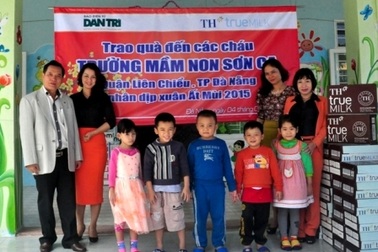 Trao quà Tết đến bé Nhân Hậu và các cháu mồ côi