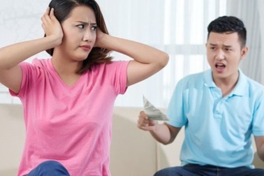 Góp 5 triệu đồng, chồng mỉa mai vợ "ém" tiền mua vàng