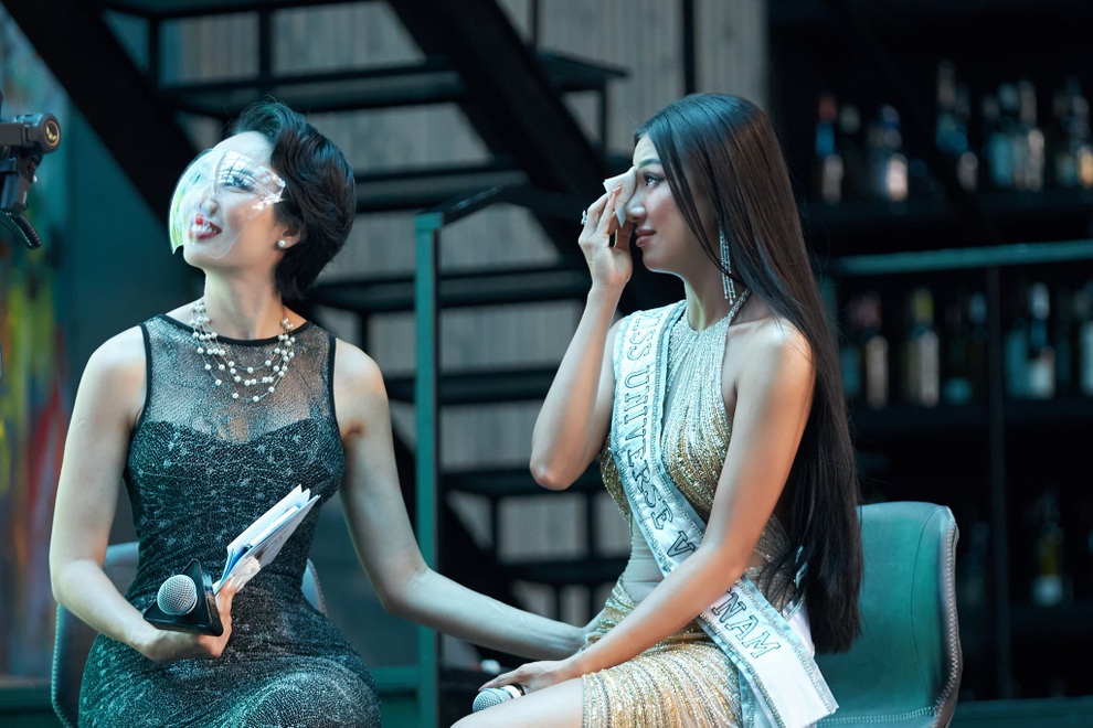 Á hậu Việt đầu tiên trong lịch sử được trao vương miện thi Hoa hậu Hoàn vũ - 8 Á hậu Việt đầu tiên trong lịch sử được trao vương miện thi Hoa hậu Hoàn vũ - 8