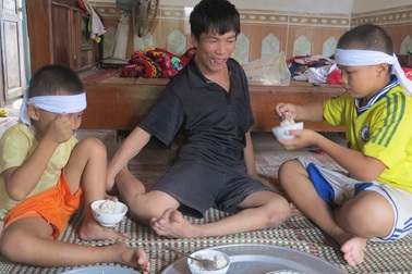 Mất mẹ, bé 10 tuổi một mình chăm cha tật nguyền và em thơ dại