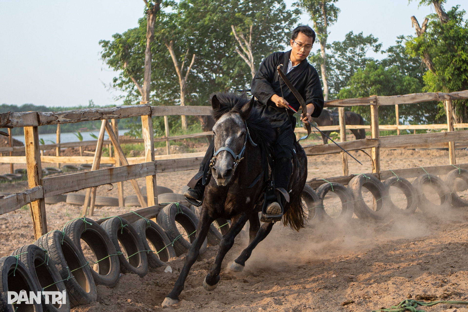 Người trẻ Hà Nội chi tiền triệu mặc cổ phục, học cưỡi ngựa, bắn cung - 9 Người trẻ Hà Nội chi tiền triệu mặc cổ phục, học cưỡi ngựa, bắn cung - 9