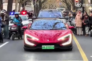 Cảnh sát Trung Quốc xử phạt tài xế cho ô tô nhún nhảy giữa đường