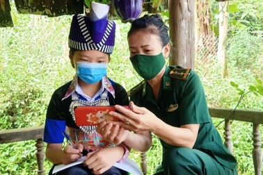 Chiến sĩ quân hàm xanh đồng hành cùng học sinh biên giới học trực tuyến
