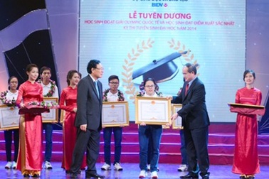 Tuyên dương học sinh đạt giải quốc tế và thủ khoa đại học