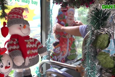 Không khí Giáng sinh ngập tràn trên tuyến xe buýt ở TPHCM